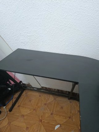 Escritorio esquinero negro con soporte