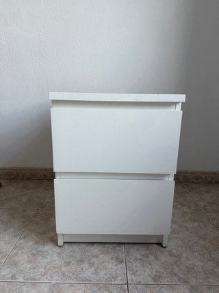 Mesita de noche blanca