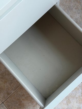 Mesita de noche blanca