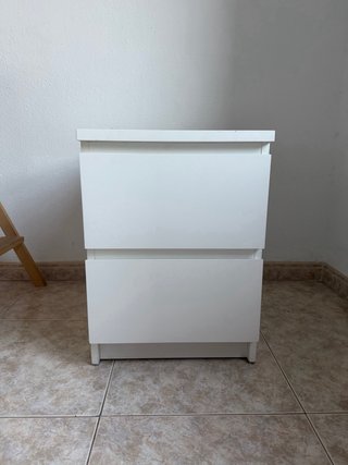 Mesita de noche blanca