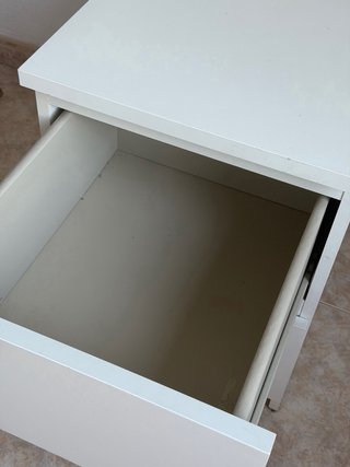 Mesita de noche blanca
