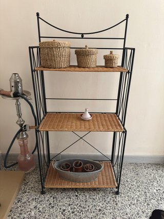 Estantería recibidor metal y mimbre