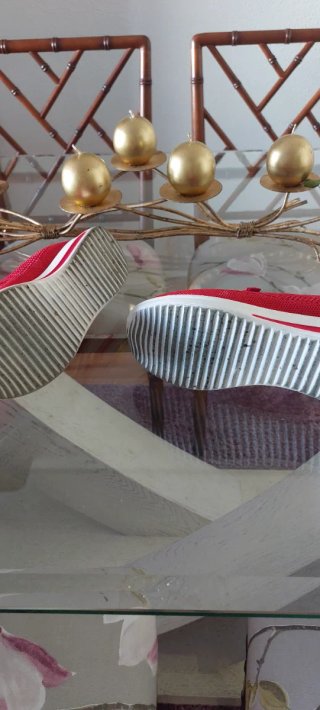 Zapatillas rojas caladas con cadena dorada