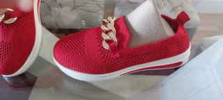 Zapatillas rojas caladas con cadena dorada