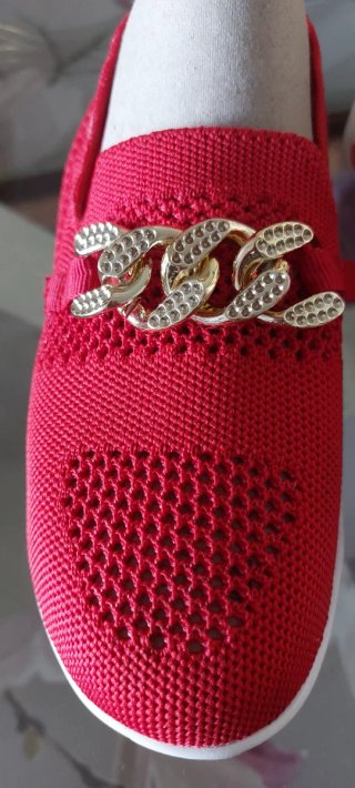 Zapatillas rojas caladas con cadena dorada