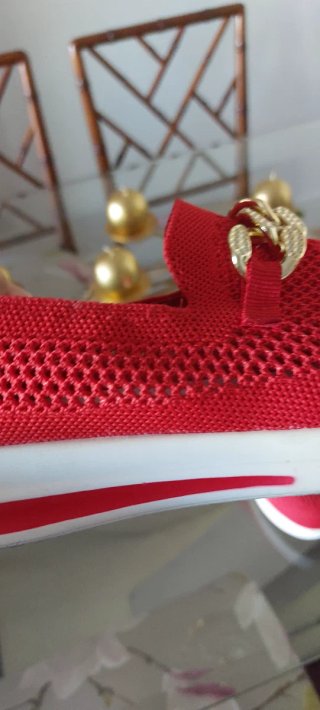 Zapatillas rojas caladas con cadena dorada