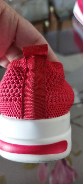 Zapatillas rojas caladas con cadena dorada