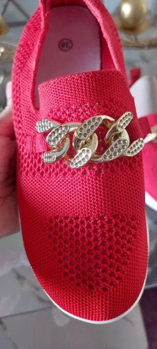Zapatillas rojas caladas con cadena dorada