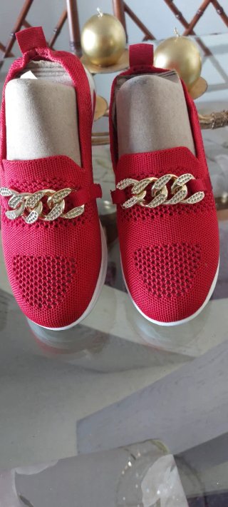 Zapatillas rojas caladas con cadena dorada