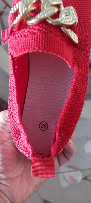 Zapatillas rojas caladas con cadena dorada