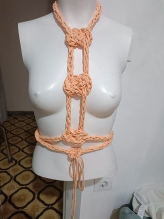 Arnés tipo collar tejido color melón