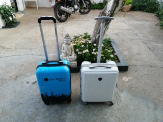 Maletas de viaje azul y blanca