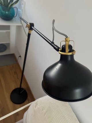 Lámpara de pie negra y dorada