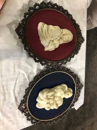 Cornici ovali con bassorilievi
