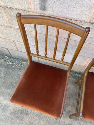 Pareja de sillas de madera