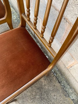 Pareja de sillas de madera