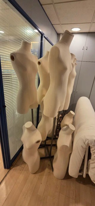 Maniquí de tienda beige de hierro.