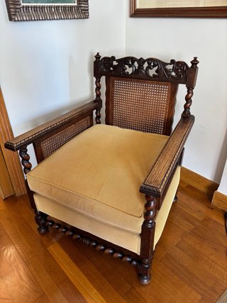 Butacas y tresillo de madera y mimbre