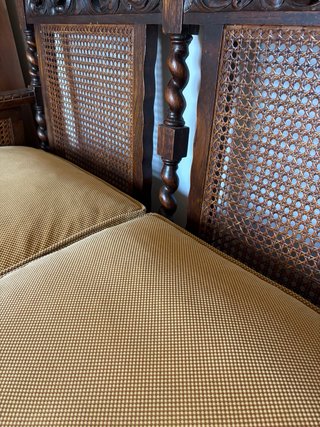 Butacas y tresillo de madera y mimbre