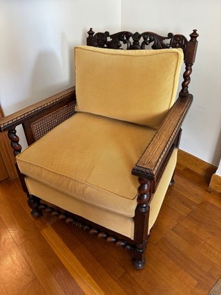 Butacas y tresillo de madera y mimbre