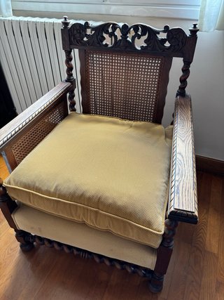 Butacas y tresillo de madera y mimbre