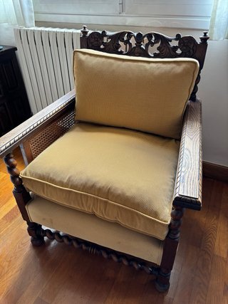 Butacas y tresillo de madera y mimbre