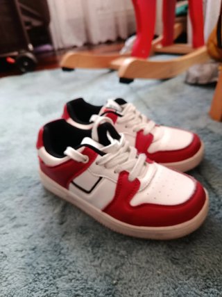 Zapatillas deportivas rojas y blancas