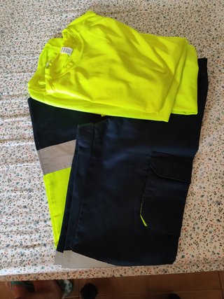 Ropa de trabajo mujer: Pantalón y camiseta