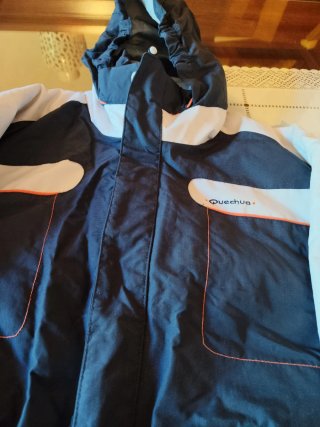 Traje de nieve negro y blanco