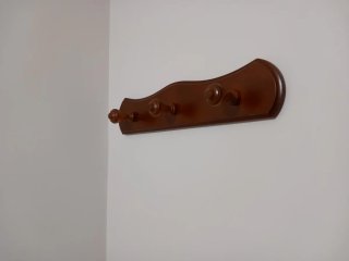 Perchero de madera marrón