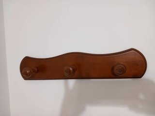 Perchero de madera marrón