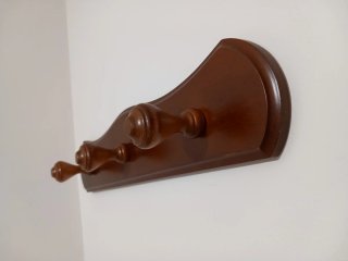 Perchero de madera marrón