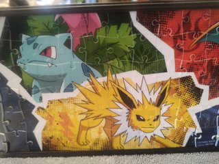 Caja de cromos DC Comics y Pokémon