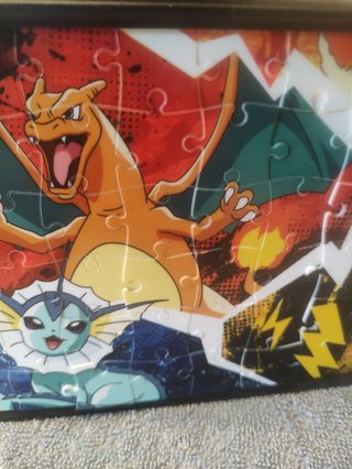 Caja de cromos DC Comics y Pokémon