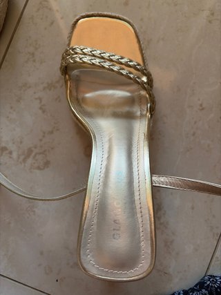 Sandalias Glamorous Doradas Tacón