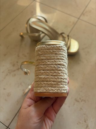 Sandalias Glamorous Doradas Tacón