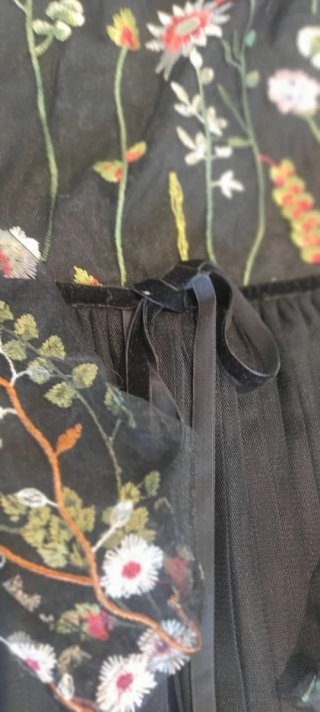 Vestido negro floral tul