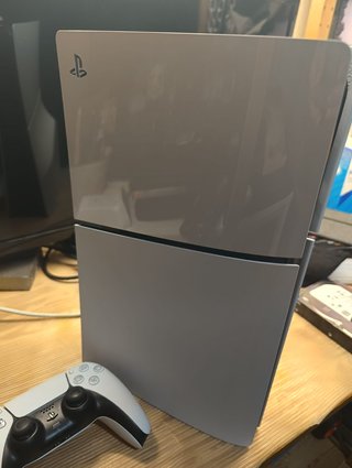 PS5 Slim Lector 1TB + Mando DualSense ¡COMO NUEVA!