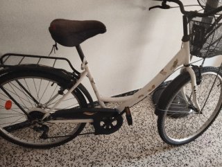 Bicicleta de mujer blanca con cesta