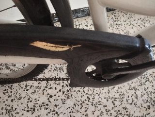 Bicicleta de mujer blanca con cesta