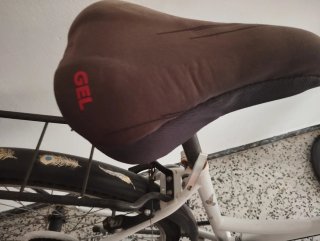 Bicicleta de mujer blanca con cesta