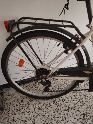 Bicicleta de mujer blanca con cesta