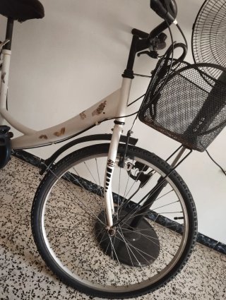 Bicicleta de mujer blanca con cesta