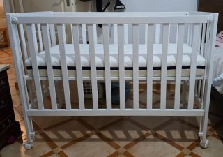 Cuna y colchón para bebé