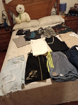 Lote Ropa Hombre: Pantalones, Bañador y Camisetas.