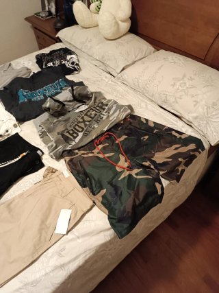 Lote Ropa Hombre: Pantalones, Bañador y Camisetas.