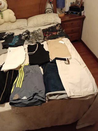 Lote Ropa Hombre: Pantalones, Bañador y Camisetas.