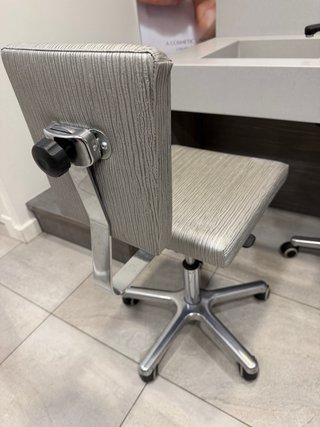 Sillas de oficina grises y plateadas