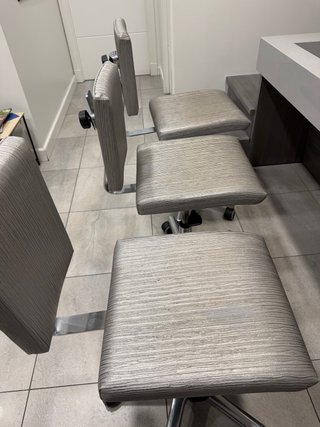 Sillas de oficina grises y plateadas