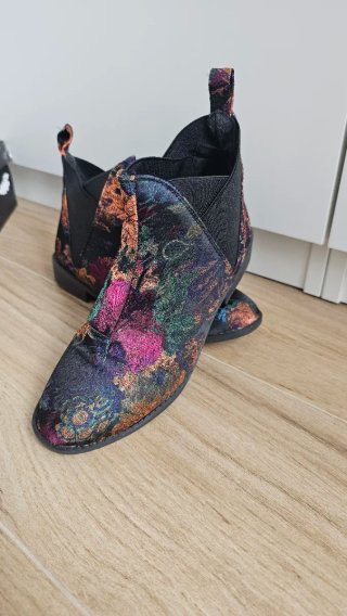Botines negros con estampado floral multicolor